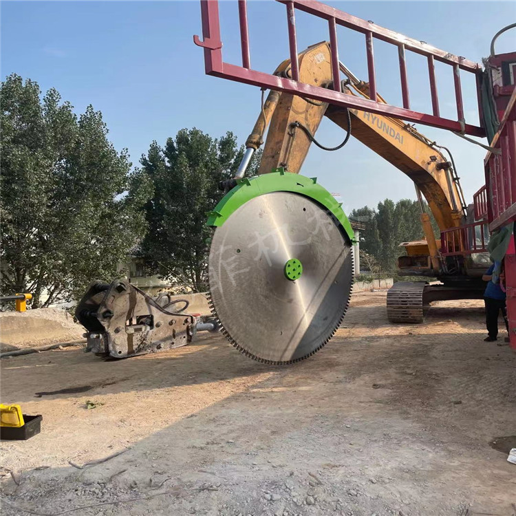 甘孜乡城 大型圆盘岩石切割机 小型挖机岩石锯 玉石矿切割技术指导