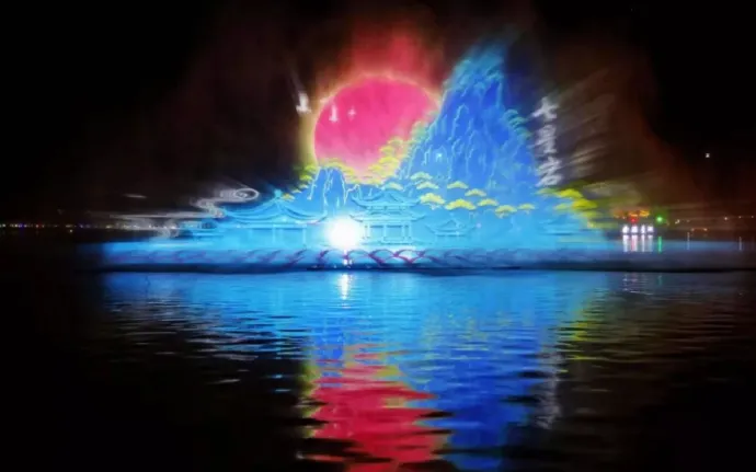 全息文旅景区夜游光与影的视觉盛宴：湖面水幕投影，引爆夜间经济