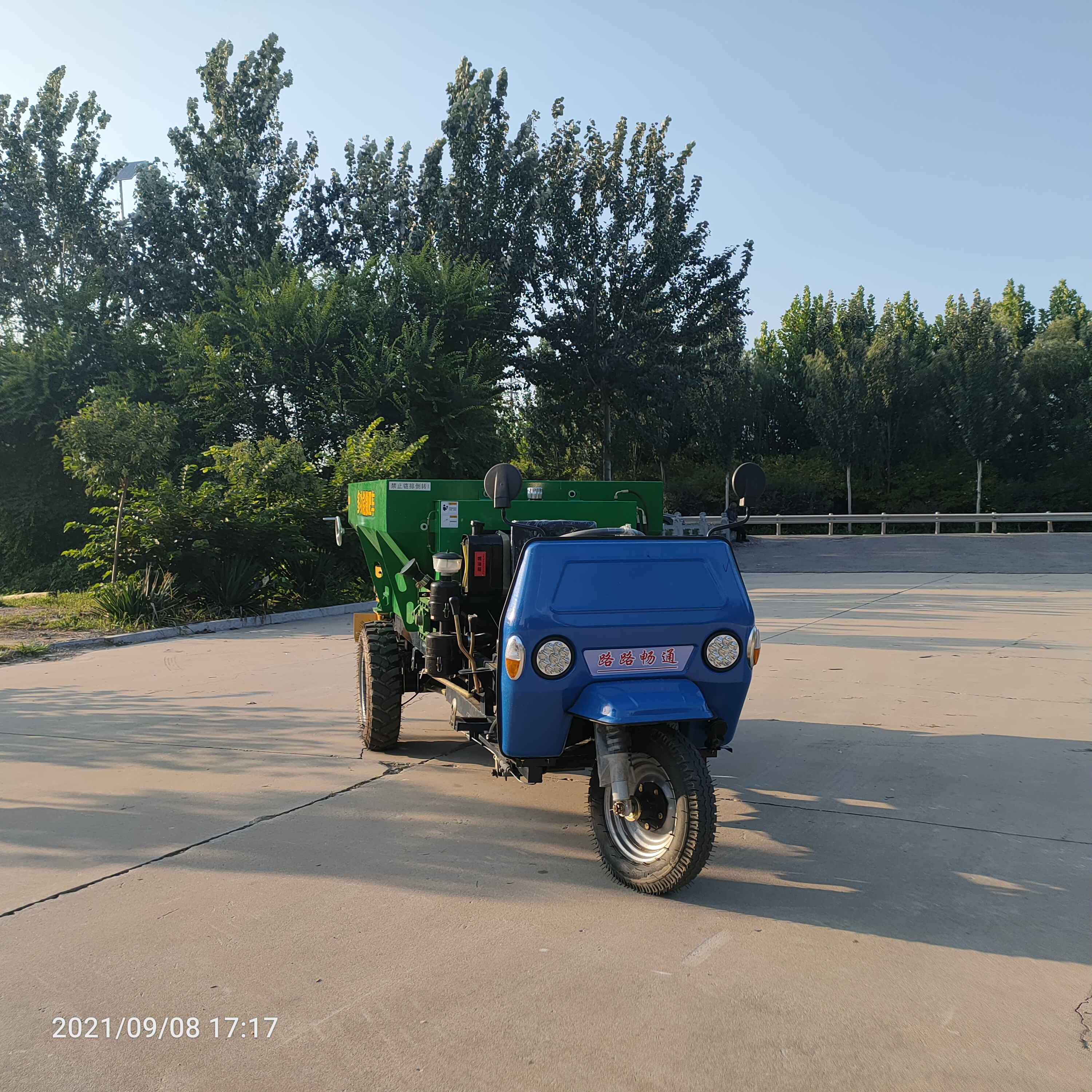 农用三轮车改装撒粪车 三轮车有机肥撒肥车 三轮车后挂撒肥机 雨瑞 生产厂家