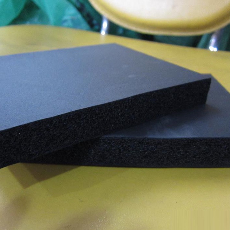 黑色微孔状橡塑保温板 鑫达美裕 耐寒橡塑卷毡 化工橡塑保温板