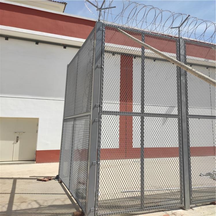 刀刺片钢网墙焊接、监狱防冲击隔离网、 监狱防御刺网墙