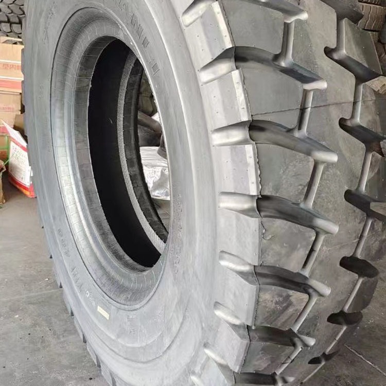 矿山重型铰接式自卸车轮胎24.00R35 21.00R35 18.00R33 25全钢胎