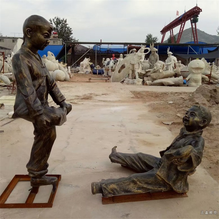 玻璃钢小孩撞拐雕塑，童年主题雕塑图片