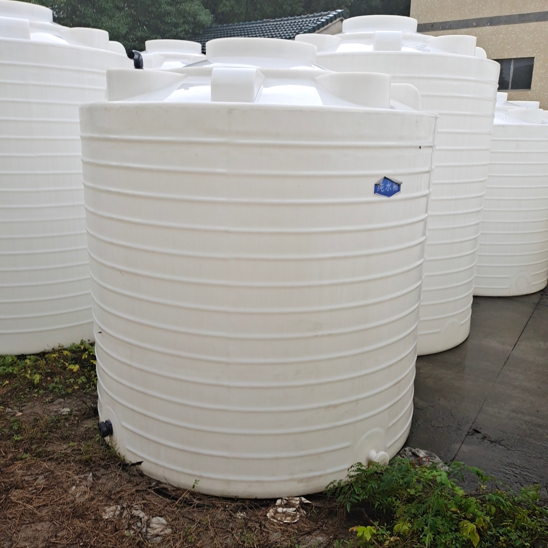 供应2000升林园灌溉塑料水箱消泡剂冷却水循环水塑料储罐2立方户外立式PE水塔防紫外线抗老化