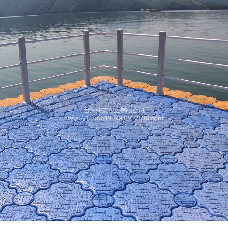 景区水面浮筒平台 彩色组合式塑料浮筒浮箱 水上浮桥