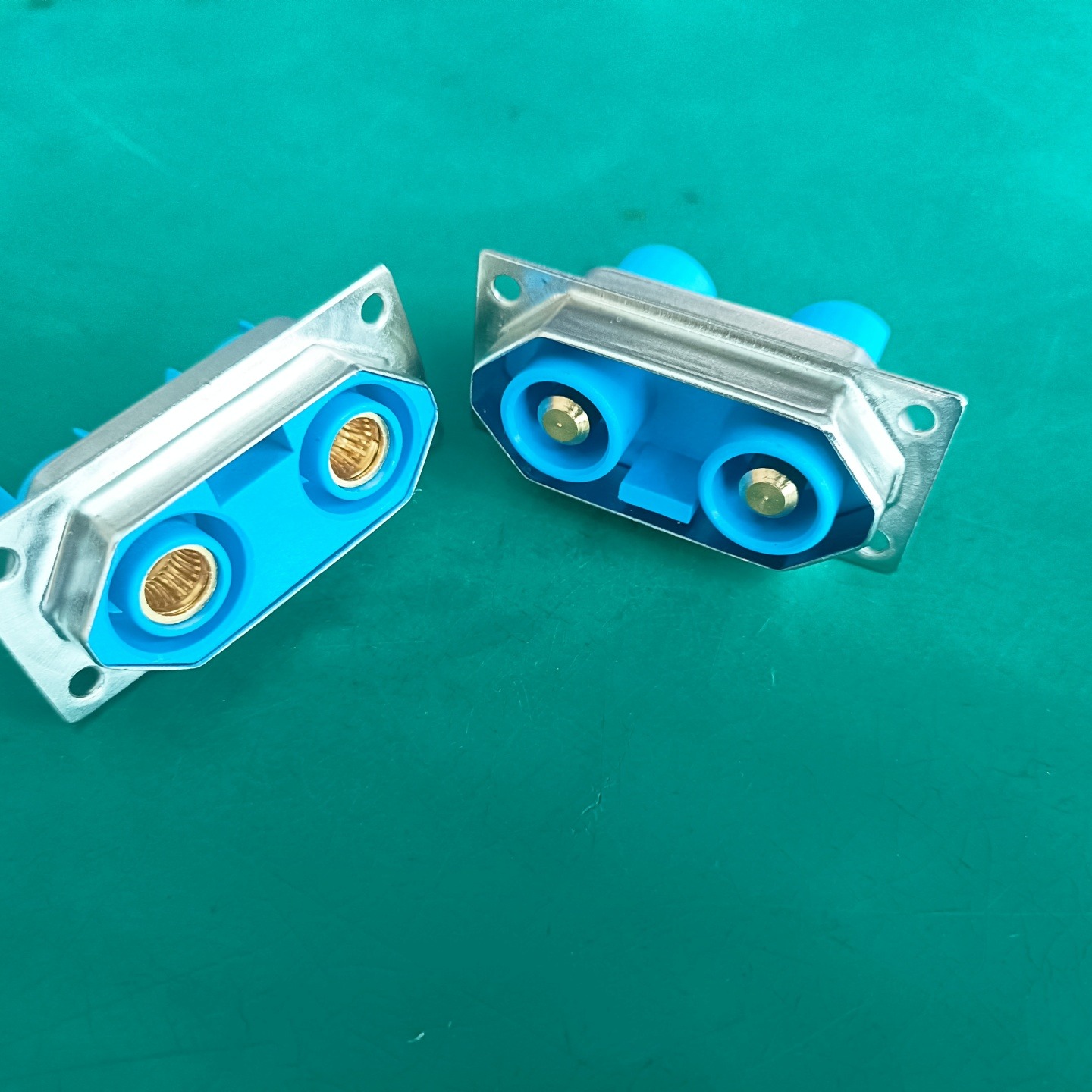 2芯大电流连接器  可用于机箱外部接口  冠簧插孔  带铁壳屏蔽 防止电磁干扰  储能连接器  电池连接器图片