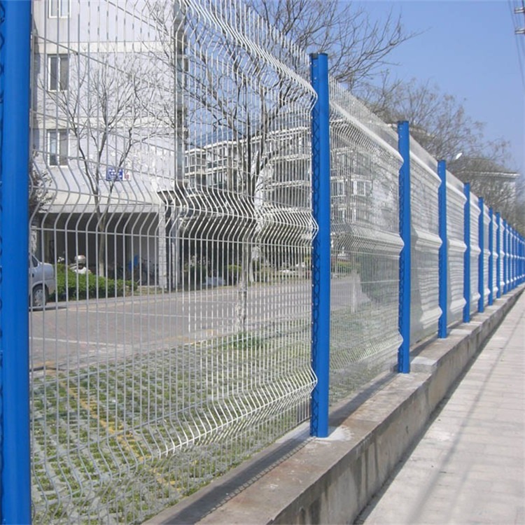 定制款三角折弯护栏网 园林小区别墅围墙防护网 桃型柱安装固定方法