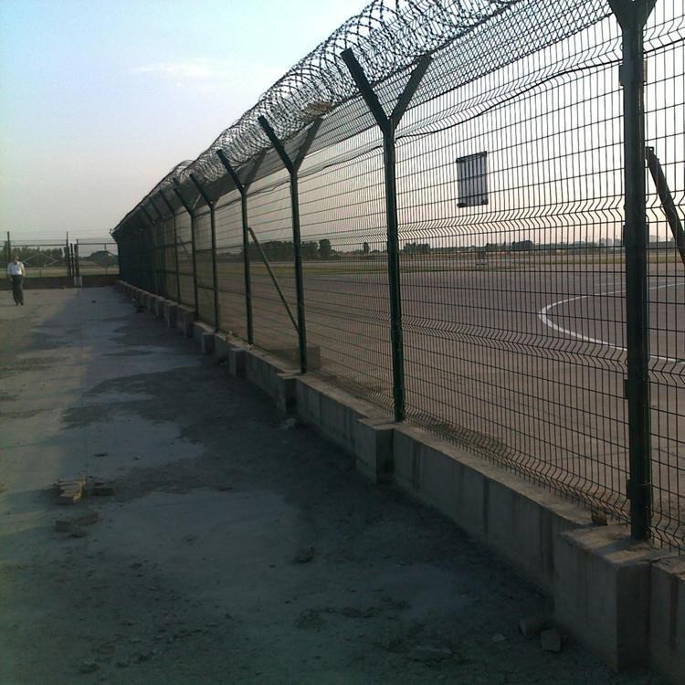 公路隔离网 河道隔离网 体育护栏网 镀锌护栏网 可定制加工