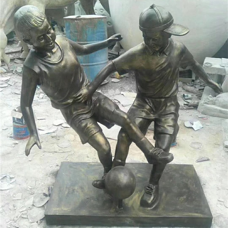 玻璃钢小孩踢足球雕塑，校园儿童运动主题雕塑