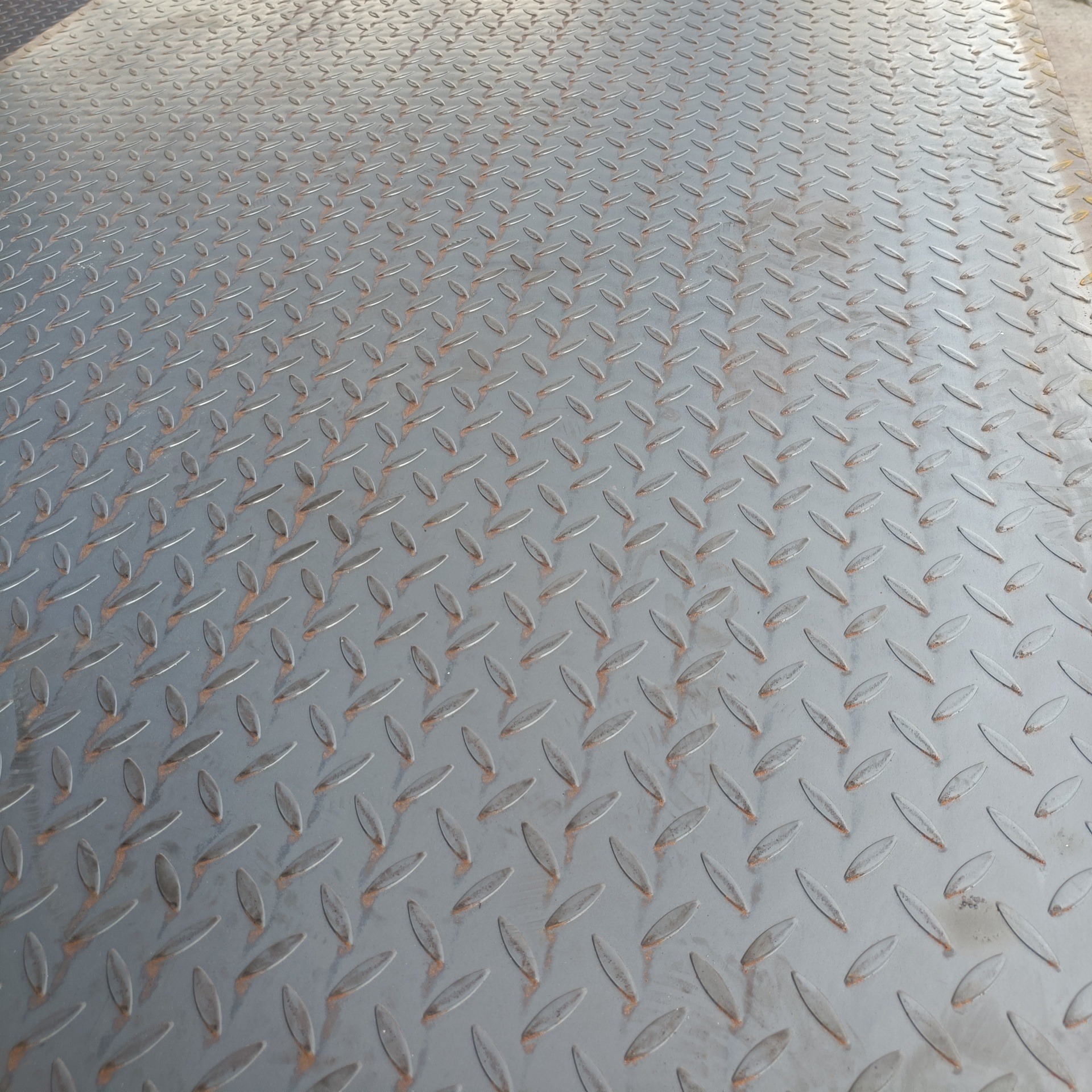 厂家供应 楼梯防滑板Q235 热镀锌花纹钢板 扁豆型镀锌花纹板