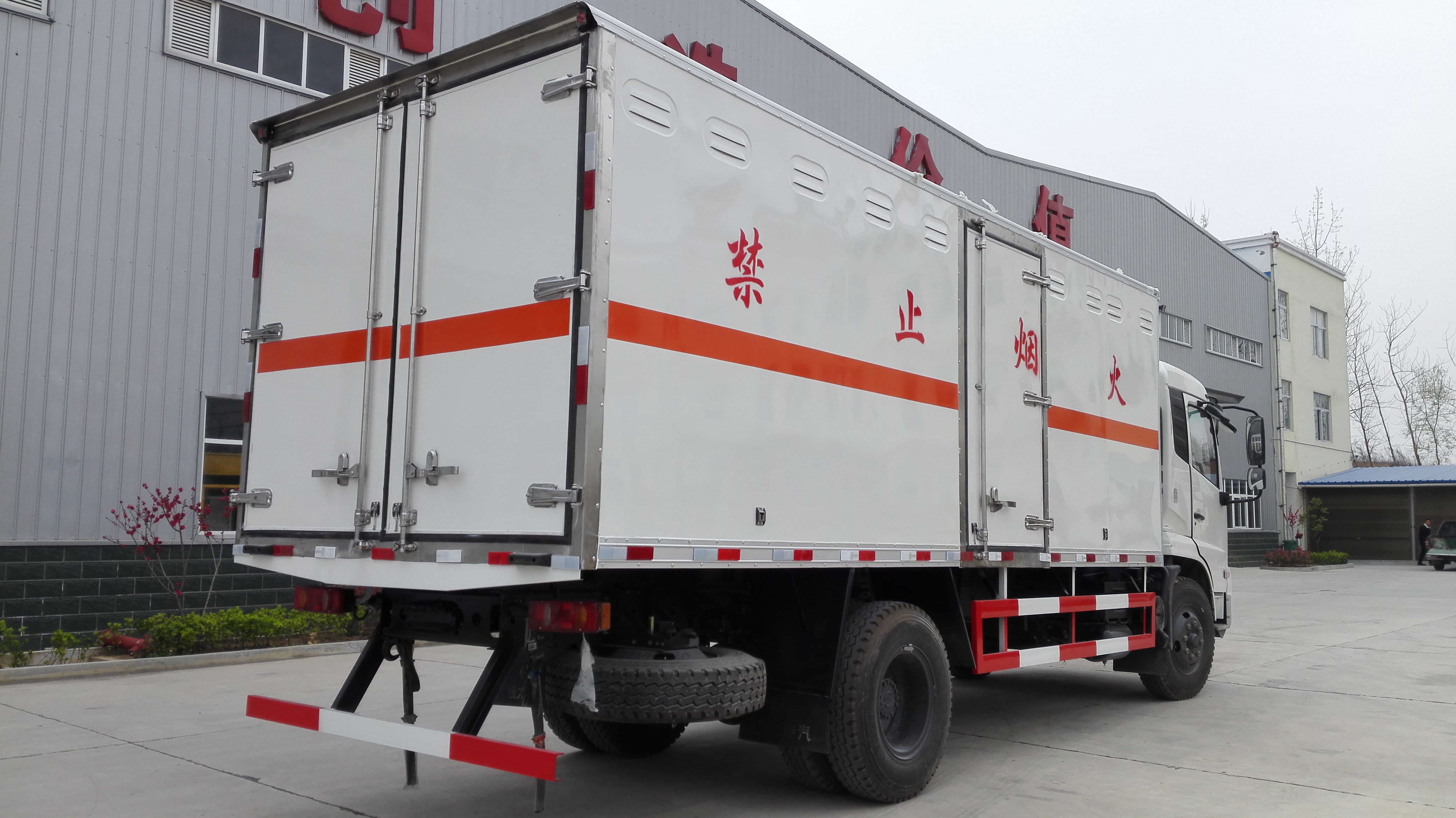 南昌6.8米易燃气体厢式运输车包送到家三年质保诚信出售