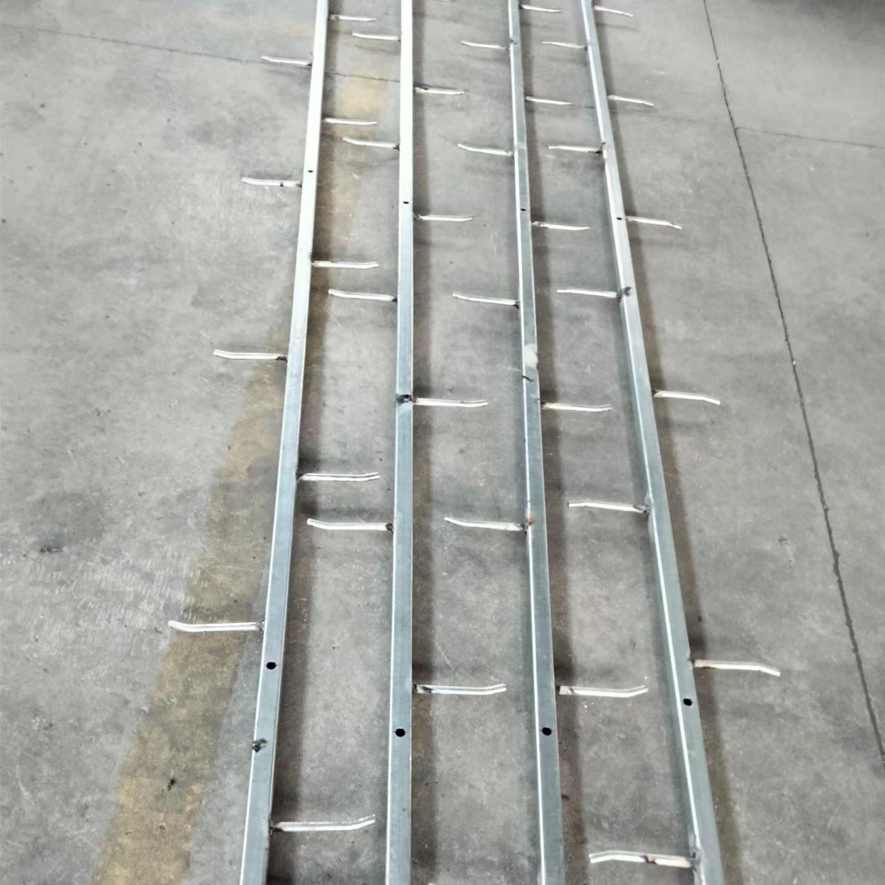 工厂生产Q235镀锌扁铁电力井用爬梯支持来图定制