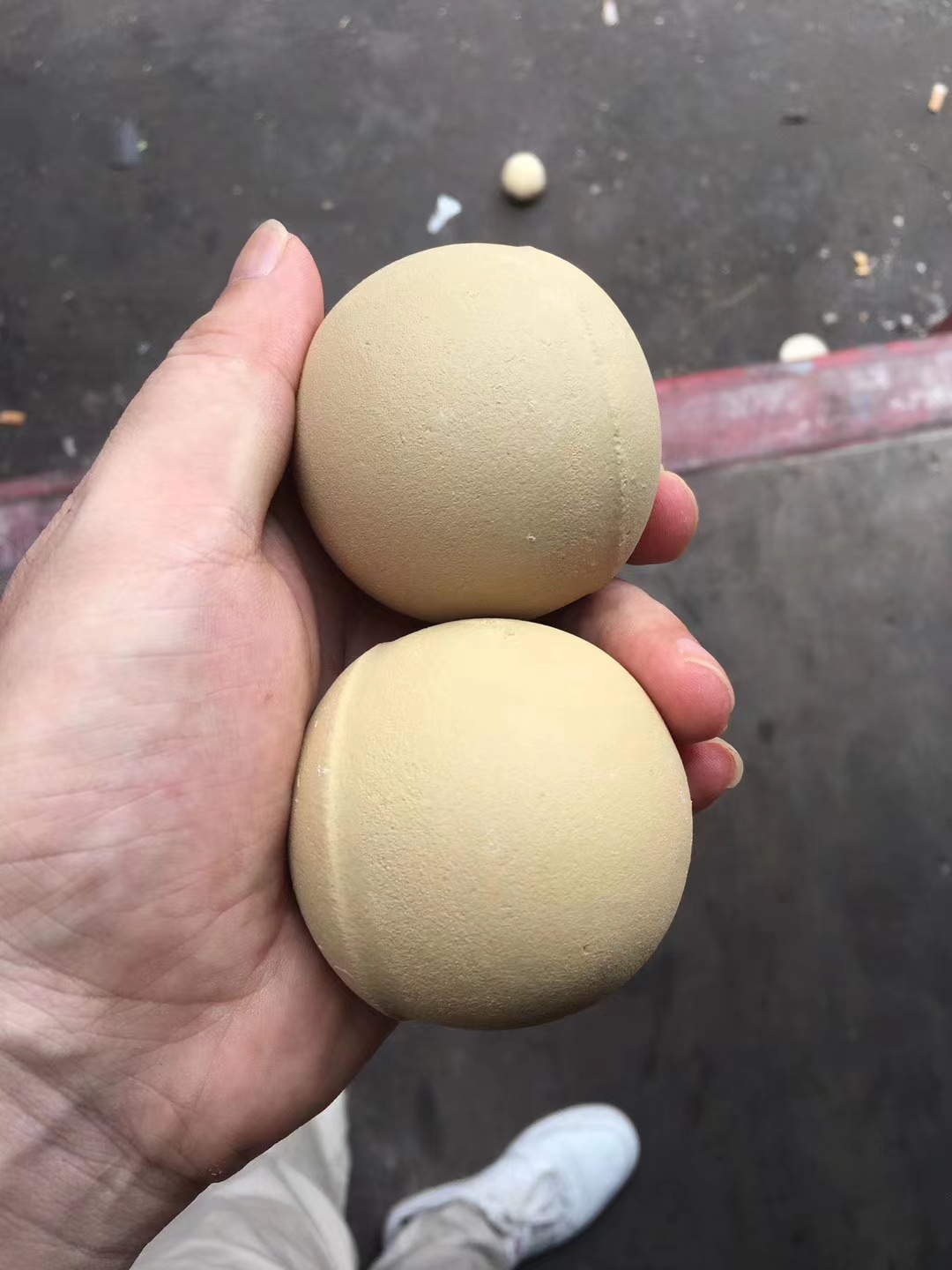 重庆中铝球中高铝球68%含量瓷球石英石研磨球石建材冶金中铝瓷球图片