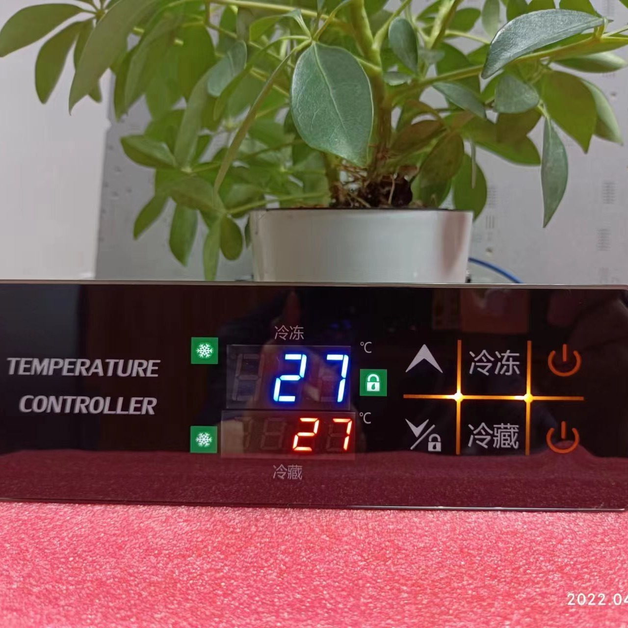 温度控制器  KR-722  特点：温度显示 双温控制 故障自诊断