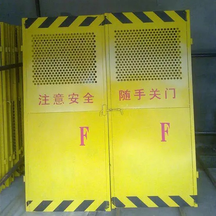 施工电梯防护门 钢板网铁板安全门 人货梯升降机安全门 晟熙
