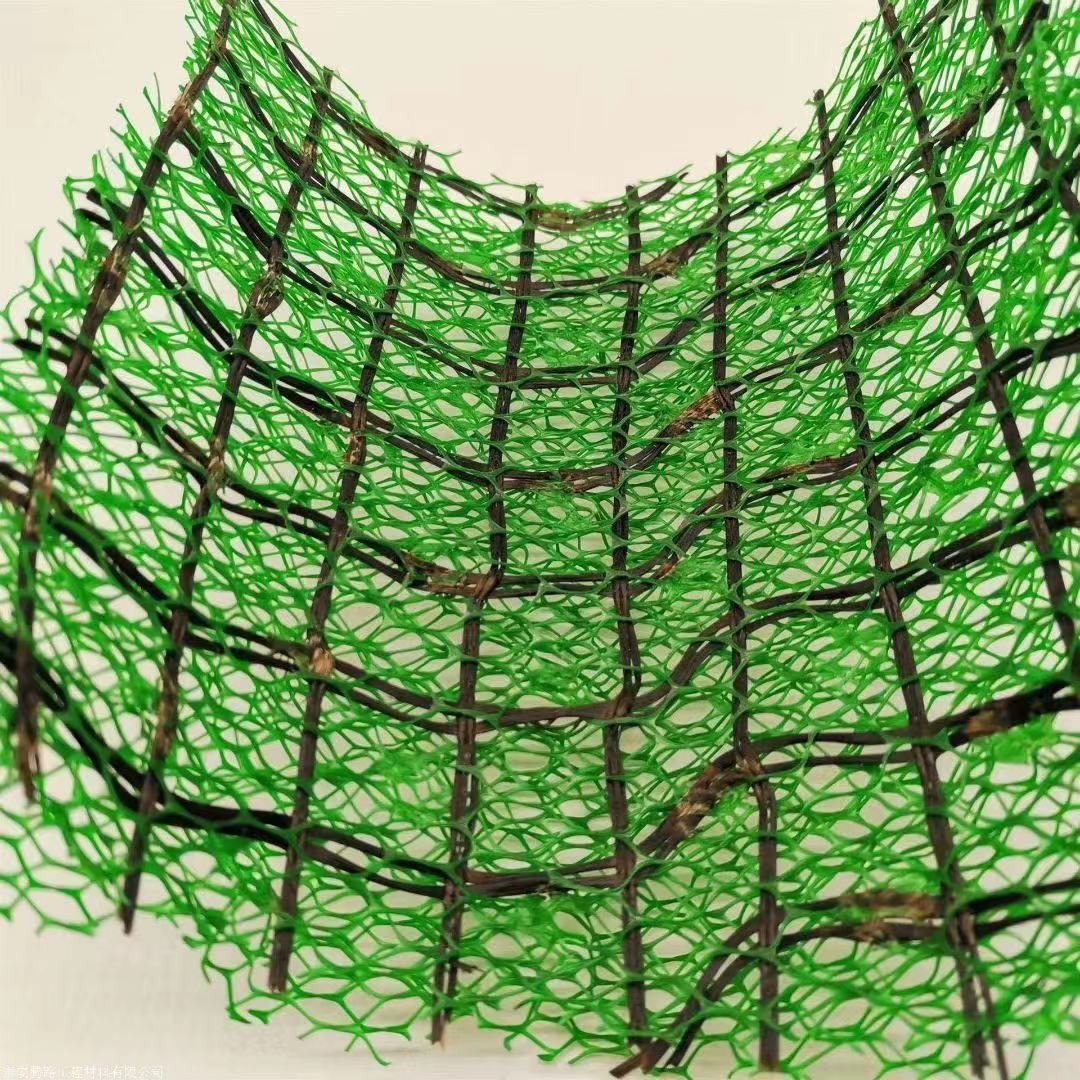 三维植被网多以聚乙烯材料为主，将高聚合物的薄膜经由规律的刺孔三维植被网厂家