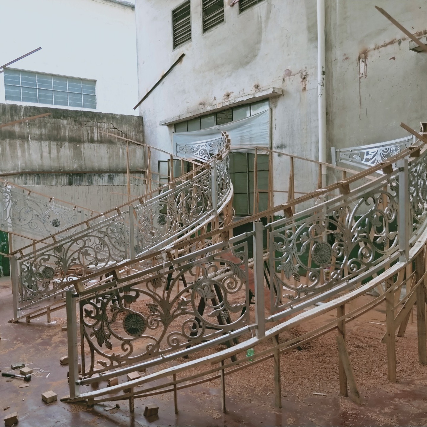 众钰 新现代艺术铝雕花护栏 镀铜铝艺楼梯护栏