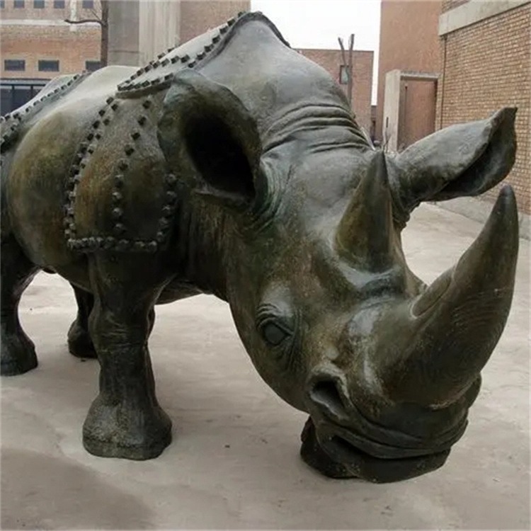 玻璃钢仿真犀牛雕塑，动物雕塑犀牛，创意犀牛雕塑图片
