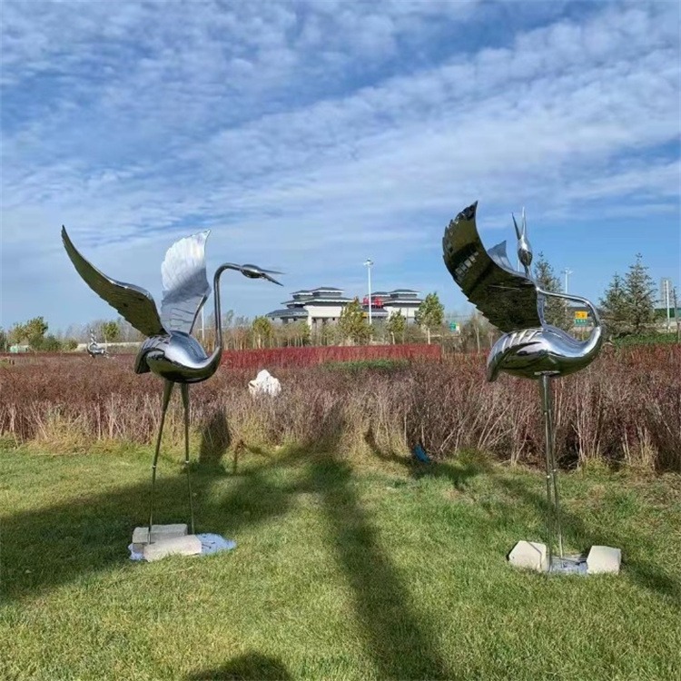 不锈钢火烈鸟雕塑，镜面抽象火烈鸟雕塑图片