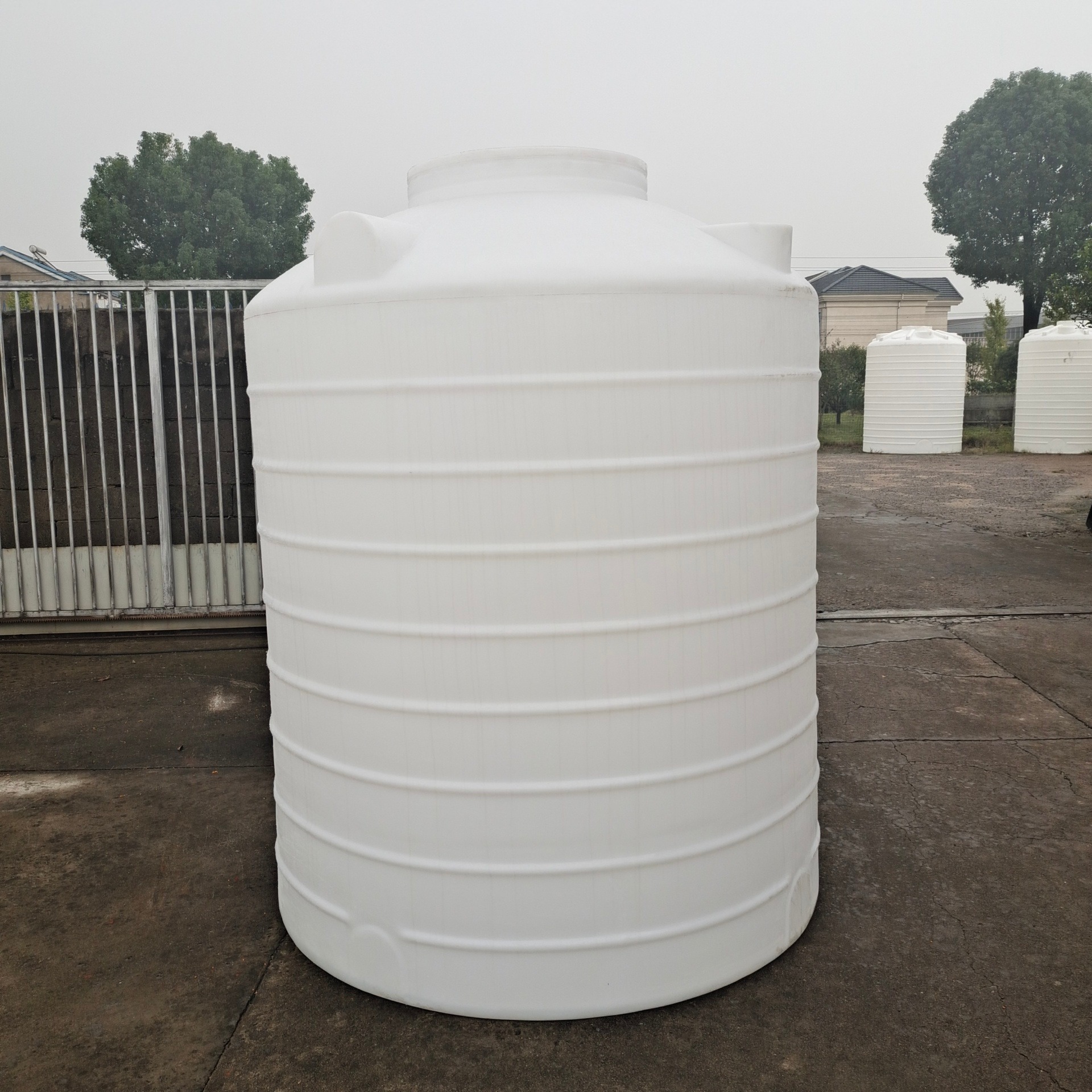 瑞通牛筋水塔2吨塑料储罐工业水罐立式水箱大容量滚塑桶