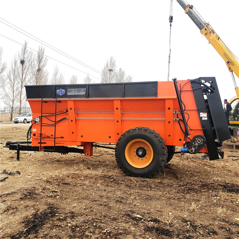 黑龙江厂家生产有机肥撒粪车  干湿粪抛粪车  拖拉机牵引式10方散粪车