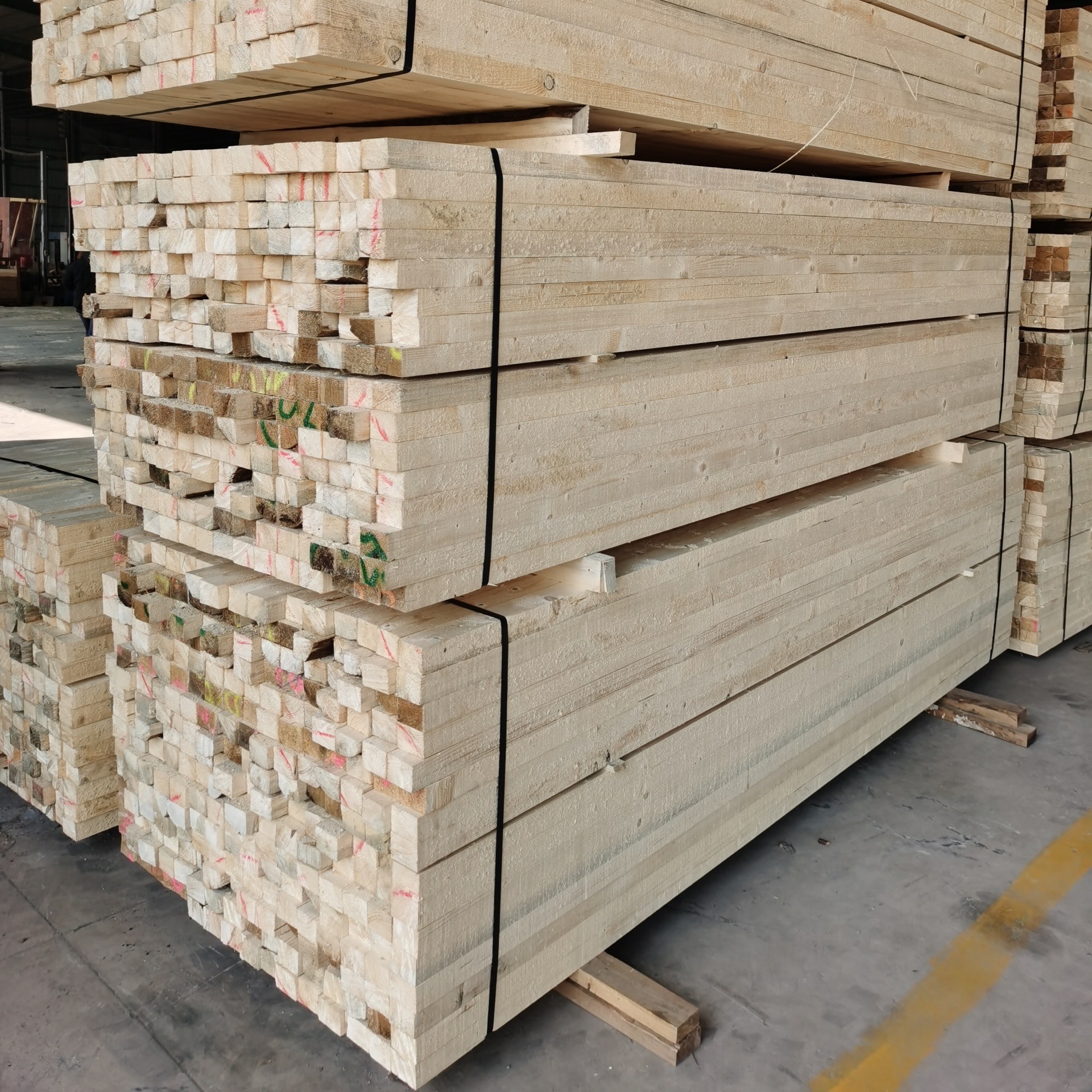 万家木业 工程建筑木方 使用时间长 三角料少 木方生产厂家 长期供应