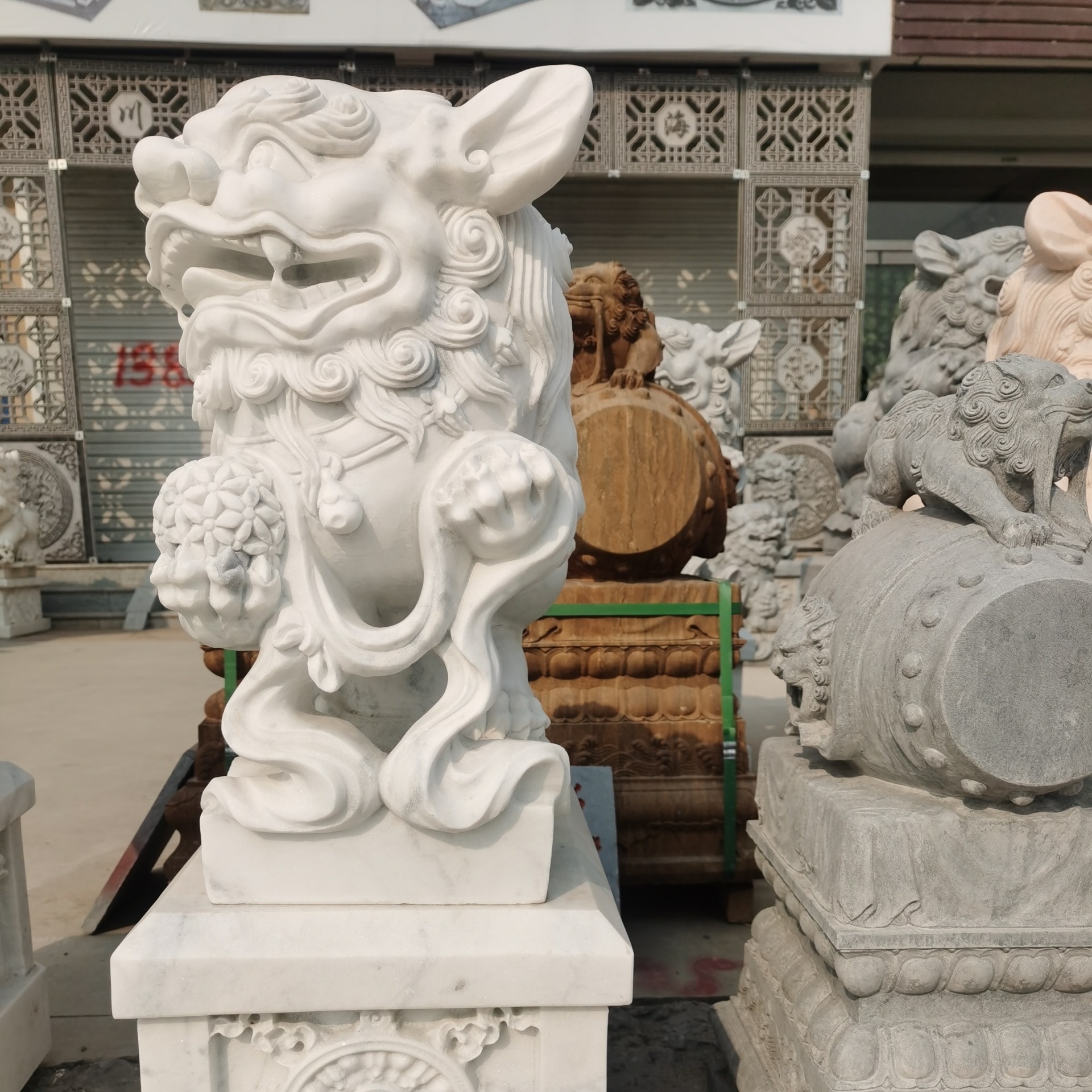 石雕动物一对汉白玉狮子雕塑公司家用石狮子寺庙门口石雕狮子
