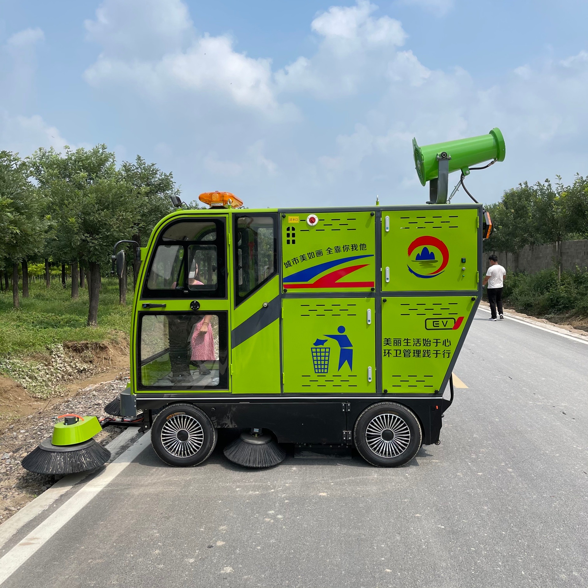 电动扫地车 小型三刷清扫车 驾驶式吸尘扫地机 中运威