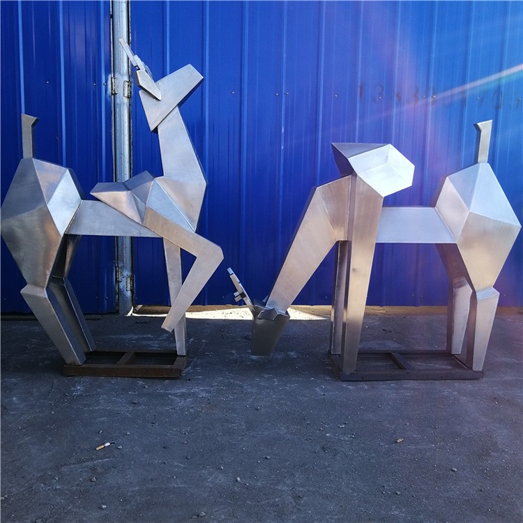 不锈钢抽象鹿雕塑，几何切面鹿雕塑图片