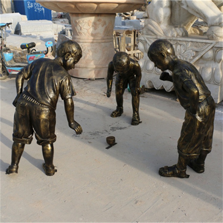 玻璃钢小孩抽陀螺雕塑，儿童玩耍嬉戏雕塑加工厂家