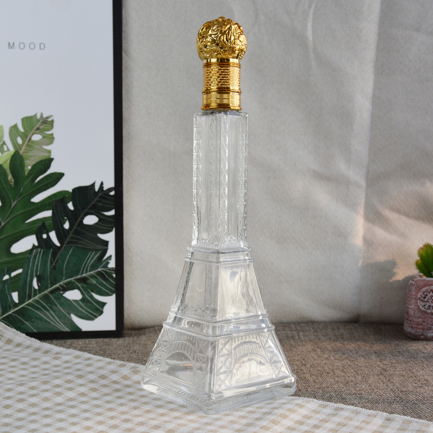 郓城包装厂家供应埃菲尔铁塔形状晶白料玻璃500ml白酒洋酒空瓶图片