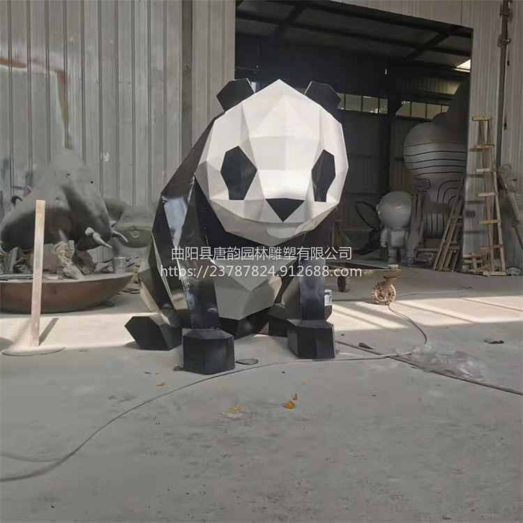 广场不锈钢块面熊猫雕塑定制厂家