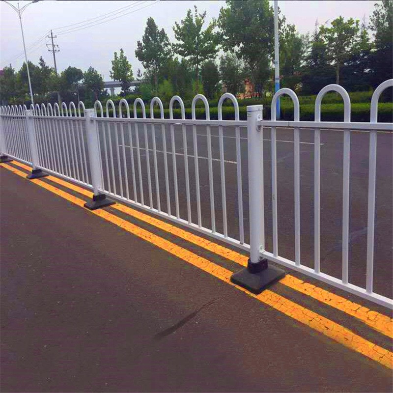 京式护栏 马路交通隔离围栏 市政道路京式护栏 U型京式马路护栏峰尚安图片