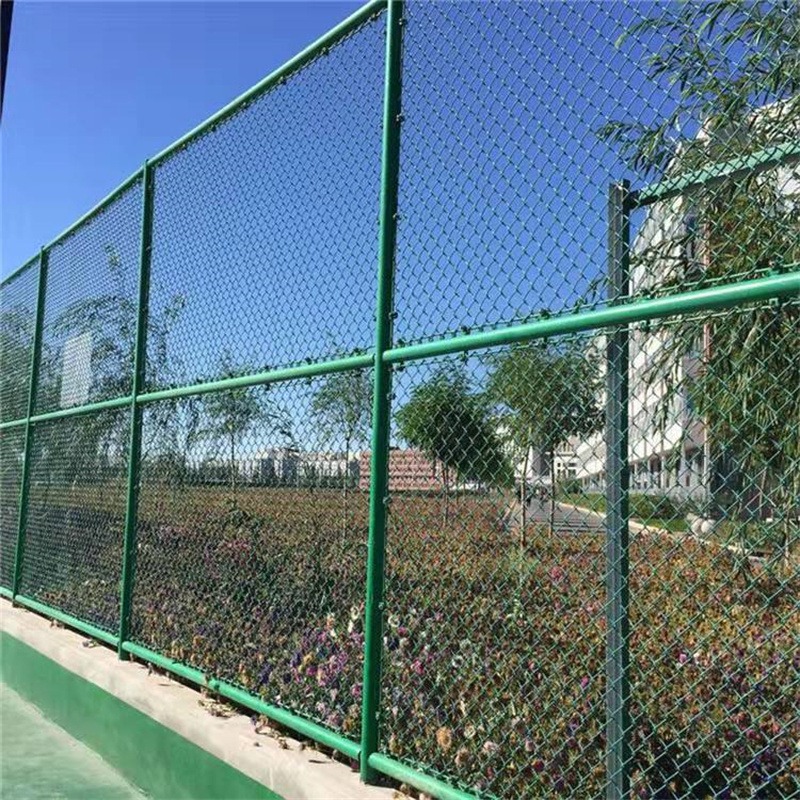 青岛学校体育场隔离围栏网铁丝浸塑球场隔离网菱形勾花球场护栏网峰尚安