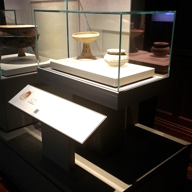 上海厂家定制2021博物馆展示柜纪念馆俯视柜柜古董金属氟碳漆展柜博物馆平柜玻璃展柜图片