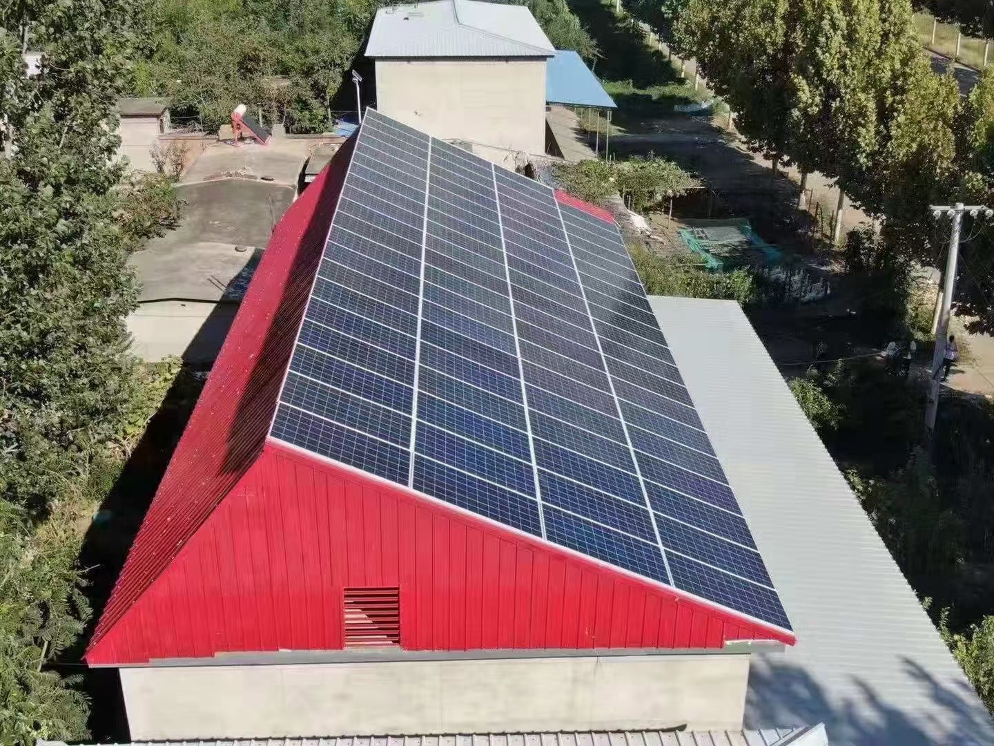 白山太阳能发电厂家批发家庭光伏电站屋顶光伏并网电站