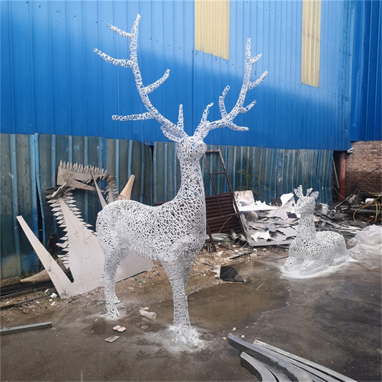 不锈钢镂空字母鹿雕塑
