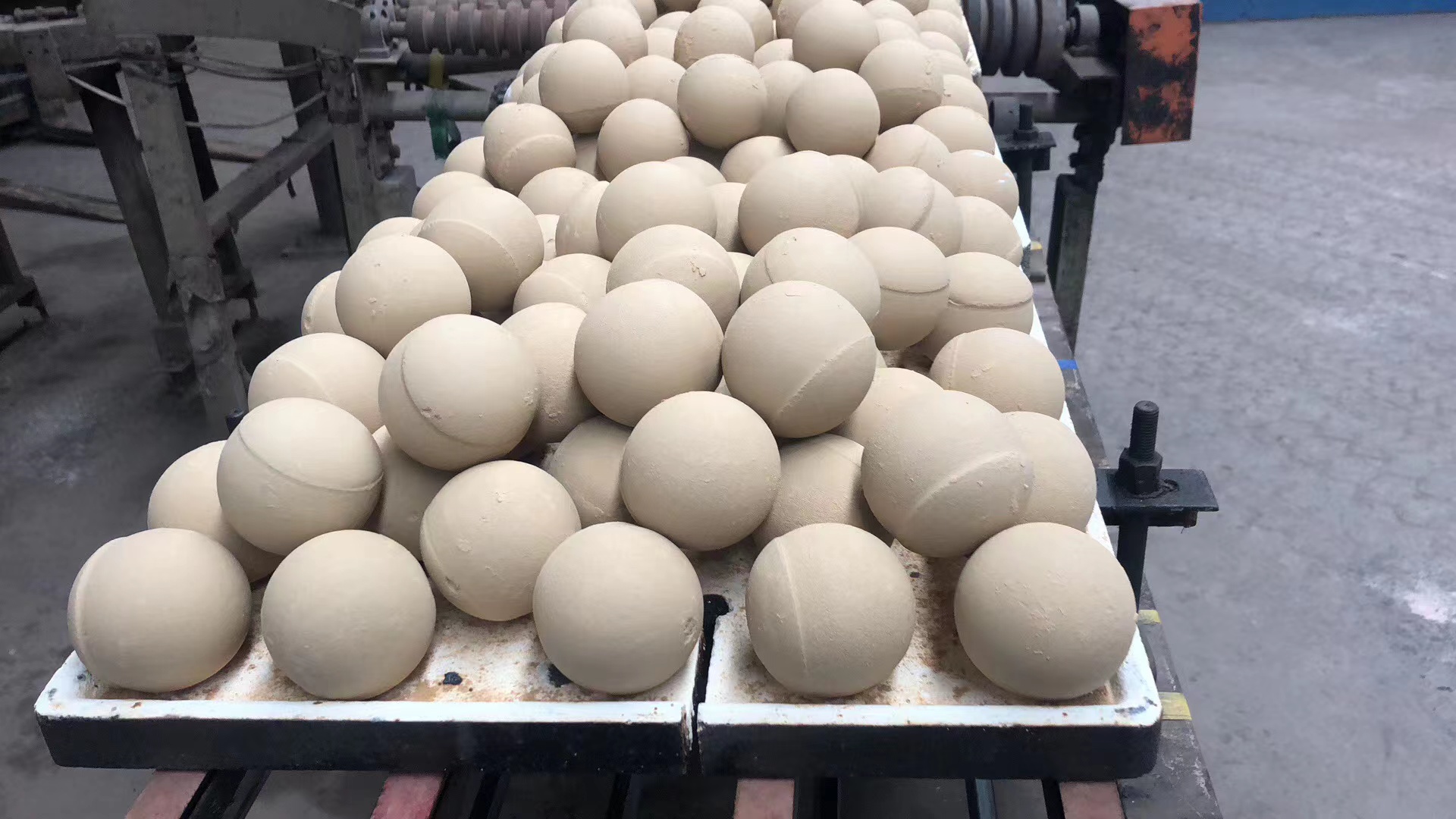 广东中铝球球磨机内衬研磨砖中铝砖石英石研磨球石陶瓷石油比重高、高温性能好