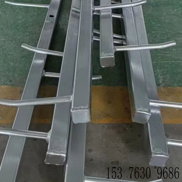 铁附件加工厂Q235镀锌扁铁圆管抱箍式爬梯