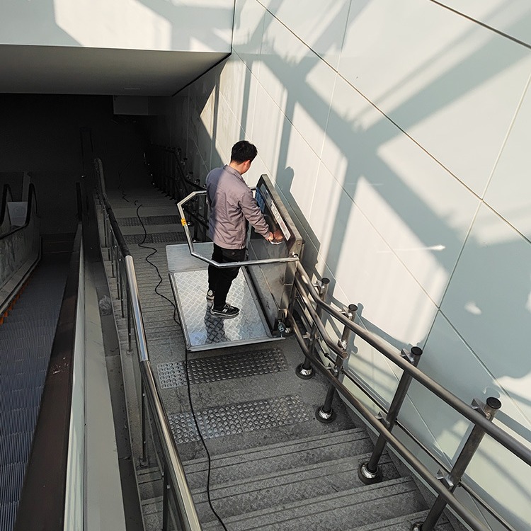 大兴区地铁残疾人通道 楼道电梯 爬楼斜挂式升降平台图片